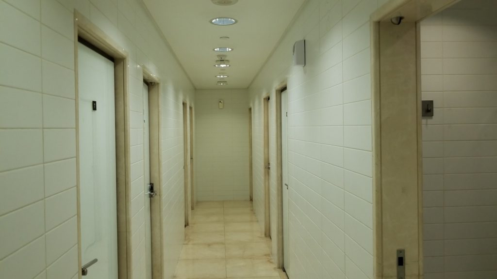 ジム施設内のシャワールームは8部屋