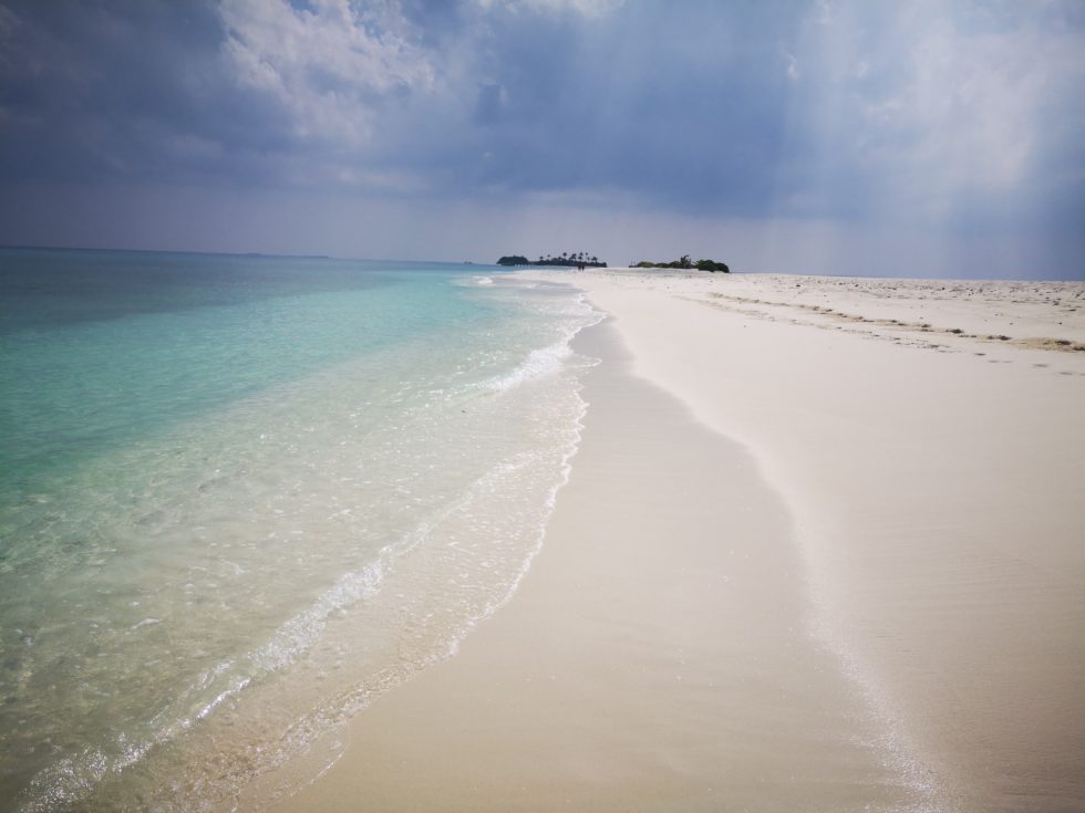 曇っていても明るいモルディブの海と空