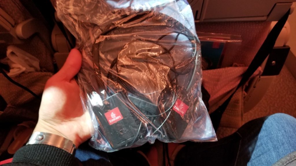 エミレーツ虚空で配られるICEのヘッドホン