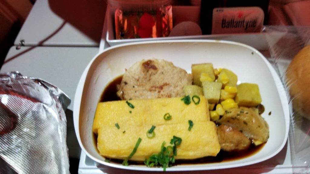 エミレーツ航空の機内食(朝食の卵焼き)