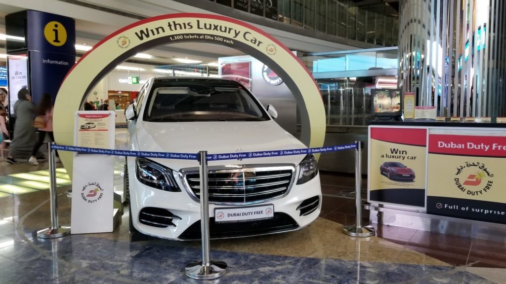 ドバイ国際空港(DXB)のくじで当たるベンツ(Sクラス)