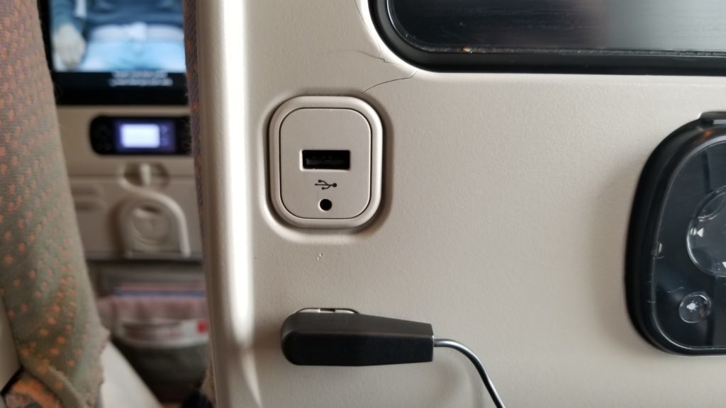 エミレーツ航空のUSB充電ポート