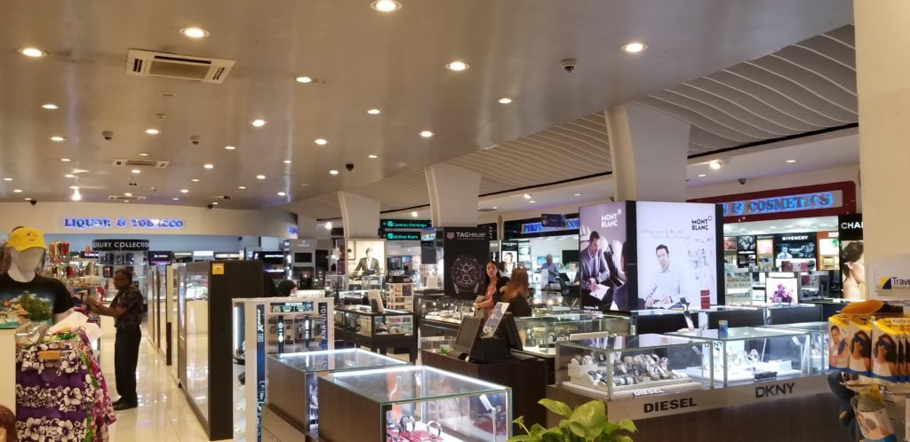 外国ブランドがひしめくモルディブ(マーレ国際空港)のお土産売り場