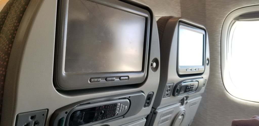 エミレーツ航空の旧型座席ディスプレイ
