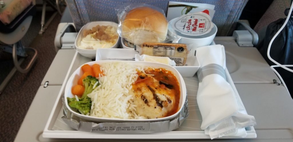 エミレーツの機内食(チキントマト)