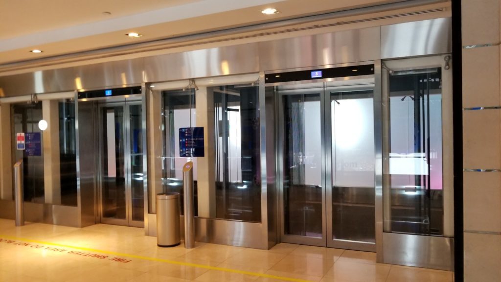 ジムがあるフロア(5F)から撮影した中央エレベーター