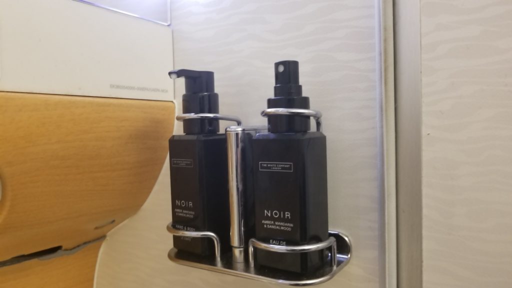 エミレーツ航空のトイレのアメニティグッズ