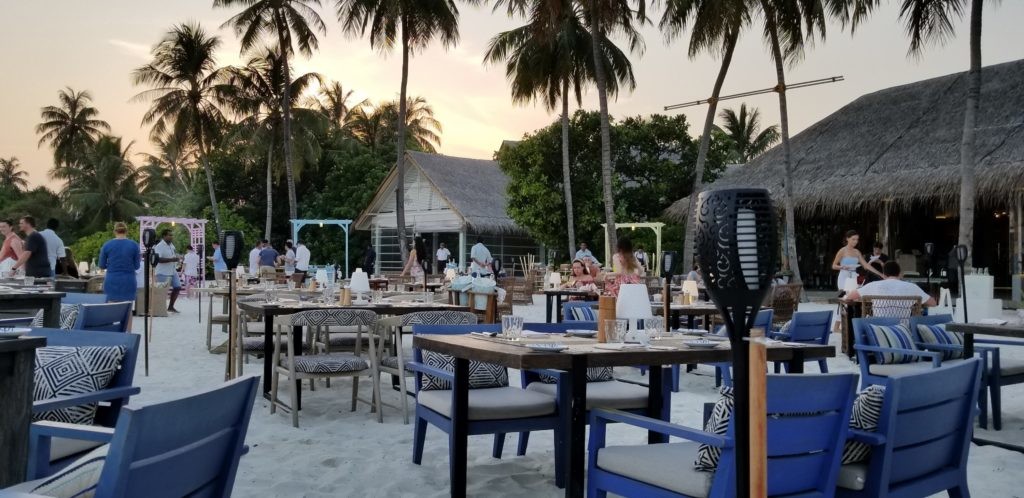 ビーチで夕食。周りにアジア系は少ない