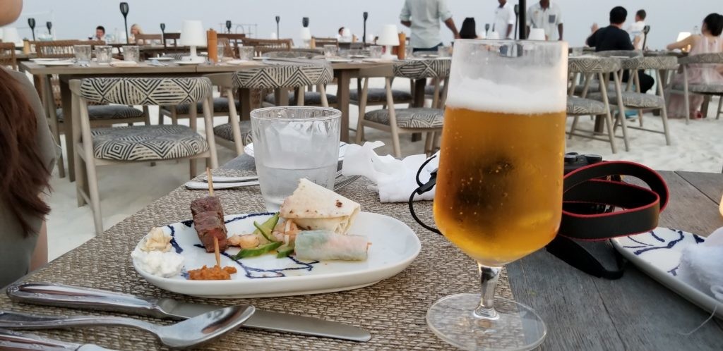 ビーチサイドで夕食