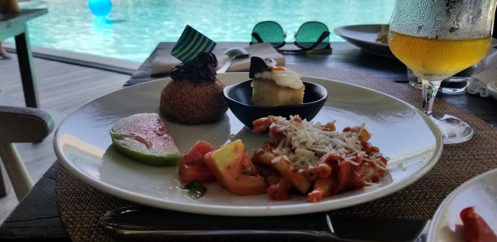 ビュッフェレストランで昼食