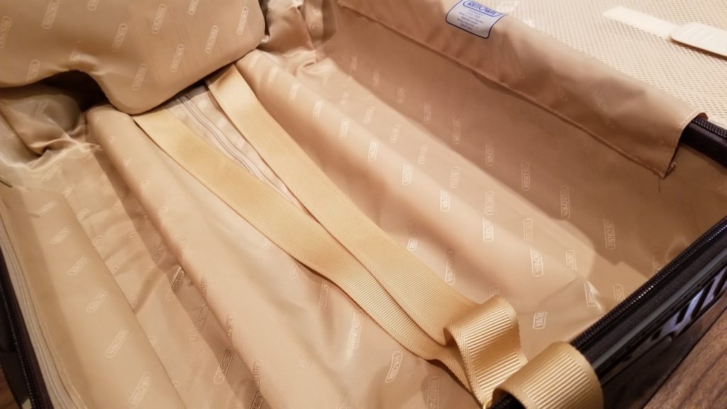 リモワ内装のベルトは質が良くてとても便利