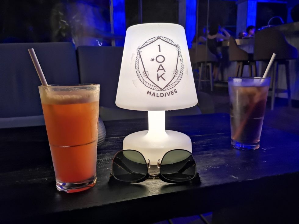 夜はプールサイドのバーに行ってエンジョイ