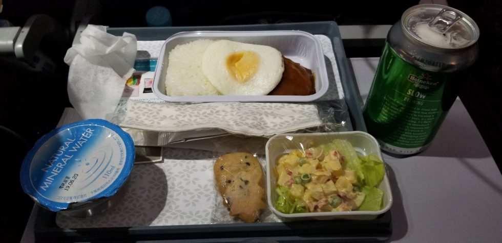ハワイアン航空の機内食「ロコモコ」