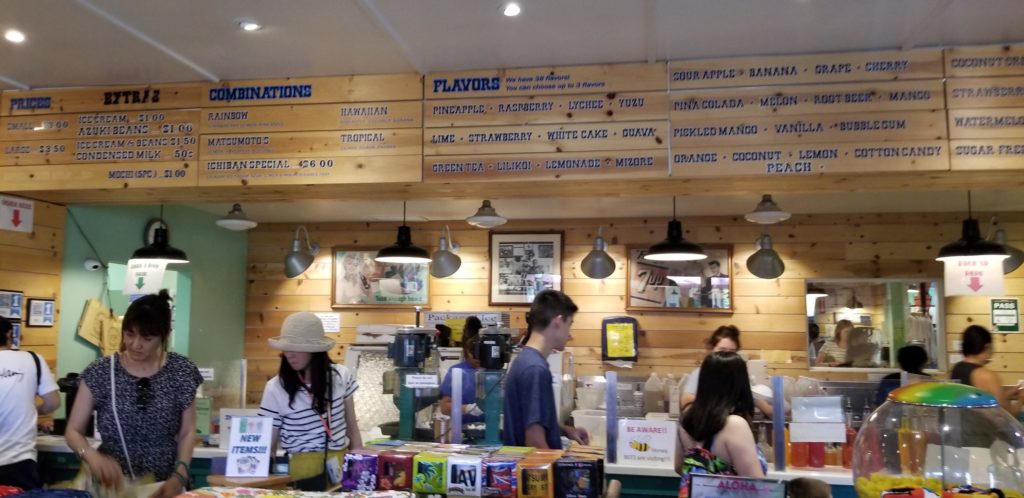 ハレイワにあるマツモト・シェイブアイスの店内2