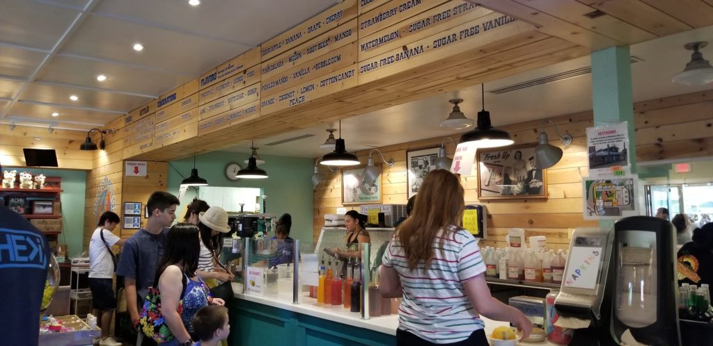 ハレイワにあるマツモト・シェイブアイスの店内