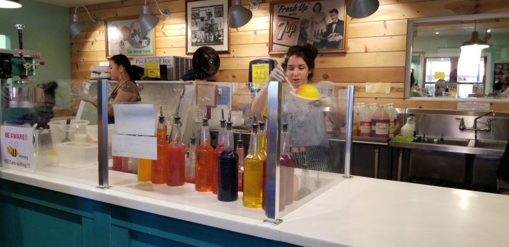 ハレイワにあるマツモト・シェイブアイスの店内