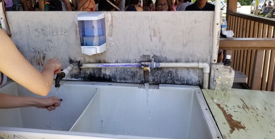 ハワイのガーリックシュリンプ「ジョバンニ」にある手洗い場