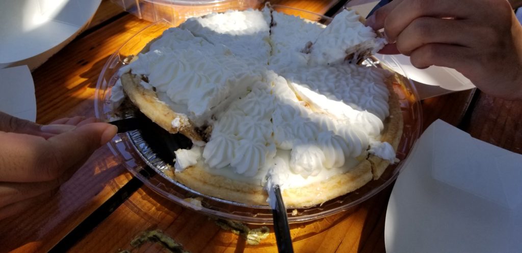 チョコレートハウピアクリームパイのホールを食す