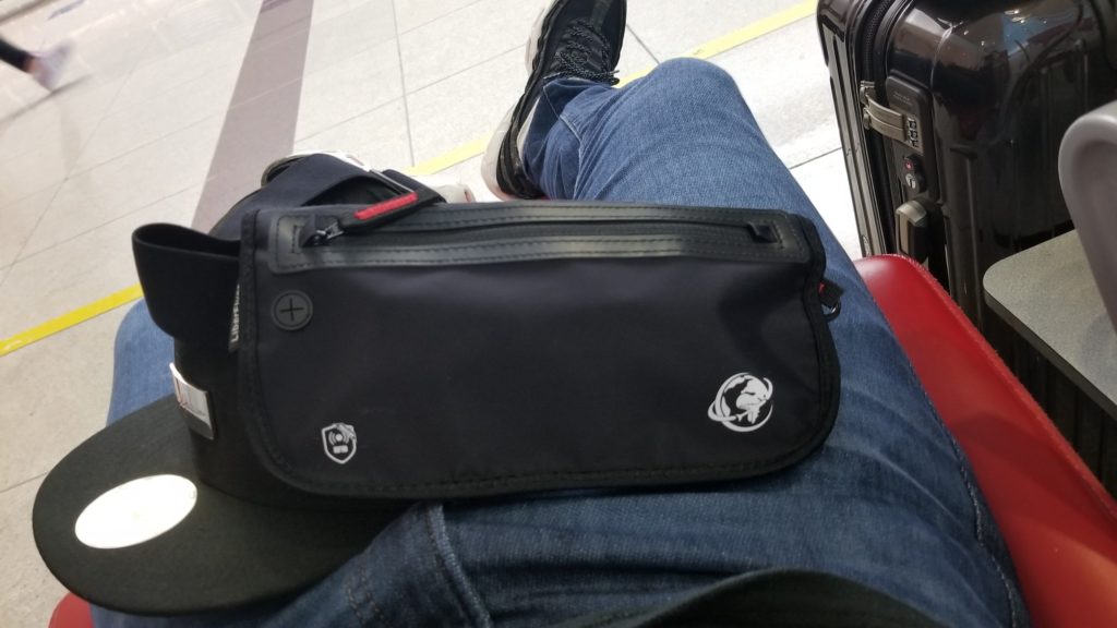 ドバイ国際空港にて