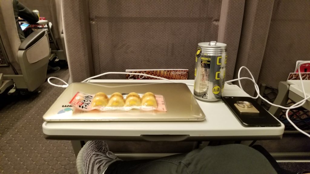 グリーン車は座席が広くフットレストもあって快適