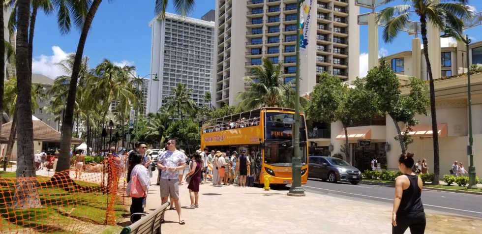 JCBユーザーなら無料で乗車できる2階建てのトロリーバス
