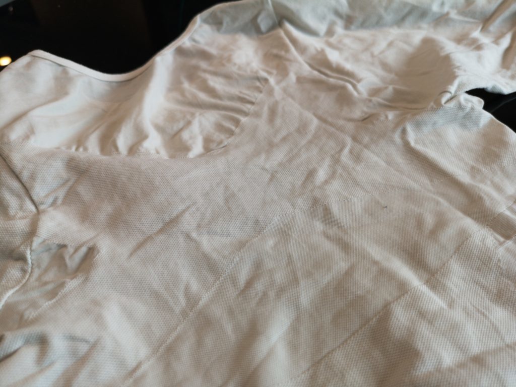 Amazonで買った加圧シャツの背中部分