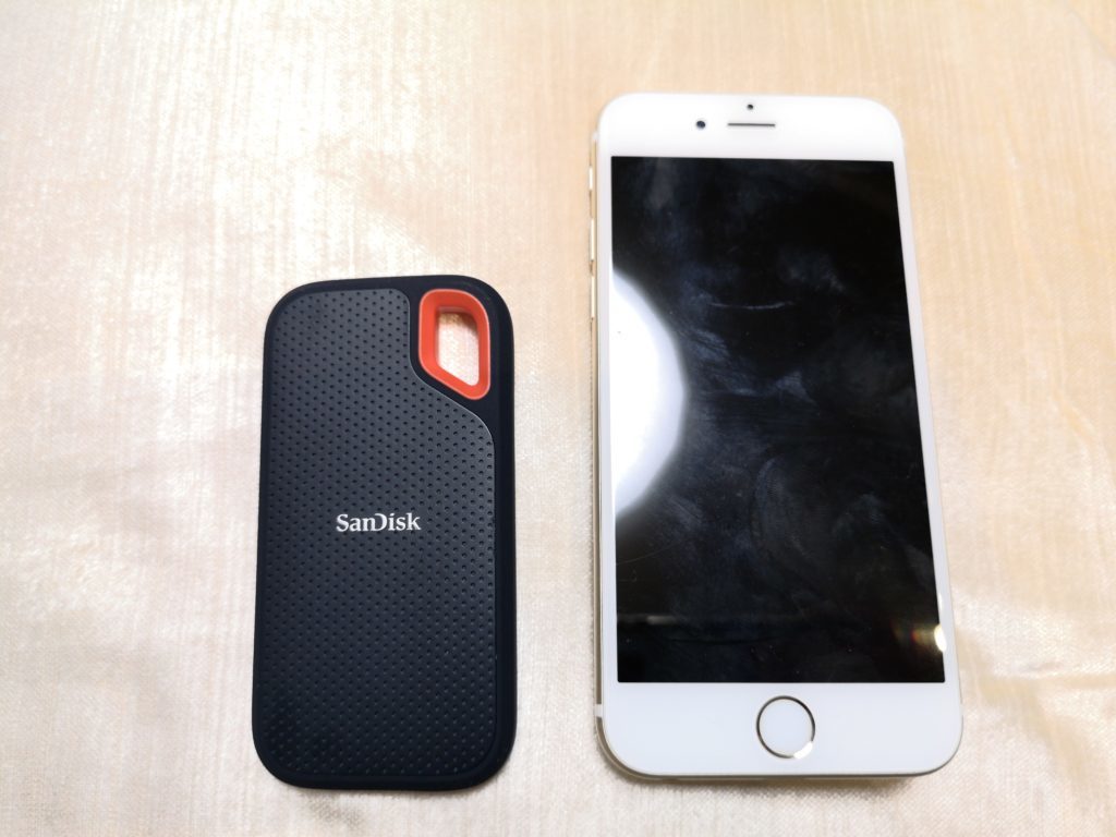 Sandisk ポータブルSSDの大きさをiPhoneと比較