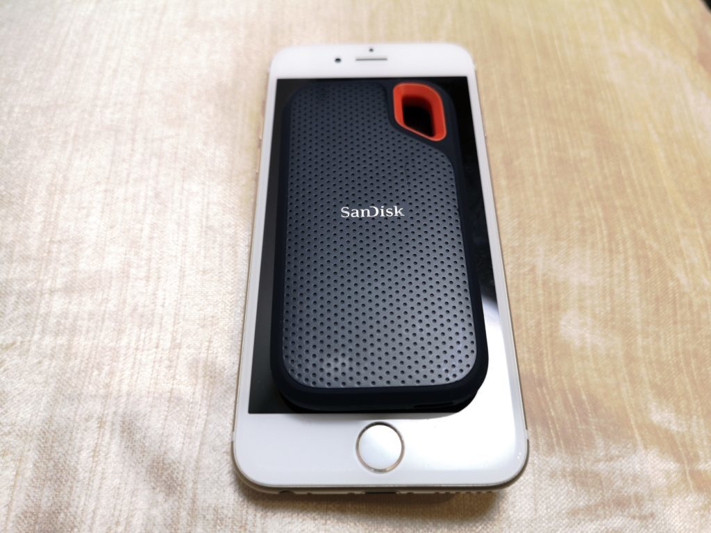 Sandisk ポータブルSSDの大きさをiPhoneと比較