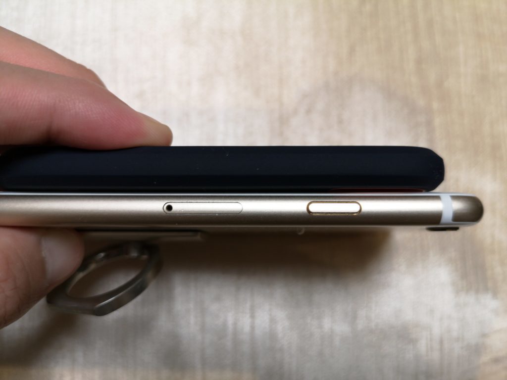 Sandisk ポータブルSSDの薄さをiPhoneと比較