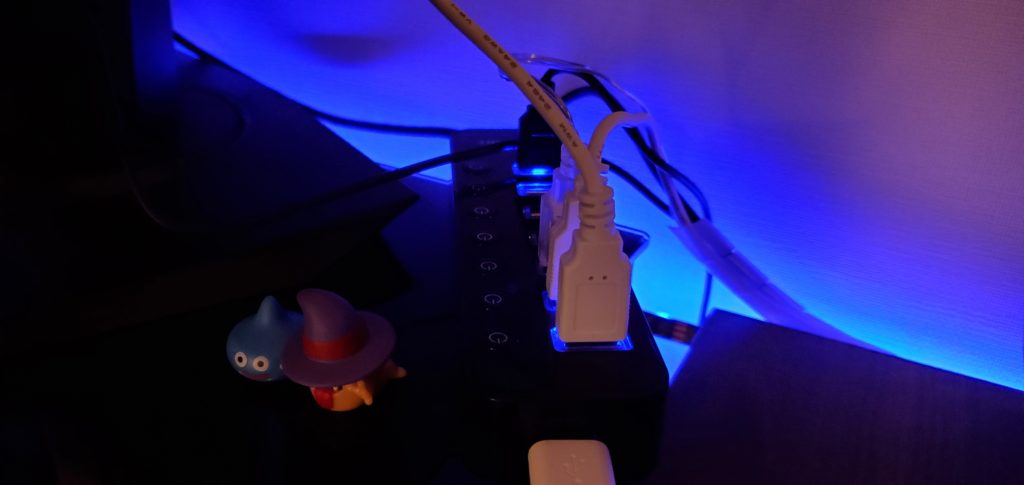 USBポートが青く光るのがカッコいい